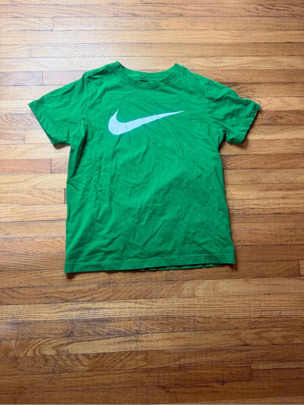 Nike Kids medium' Green Swoosh Short-Sleeve Tee